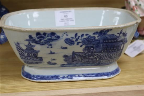 Two Chinese tureen and a jug